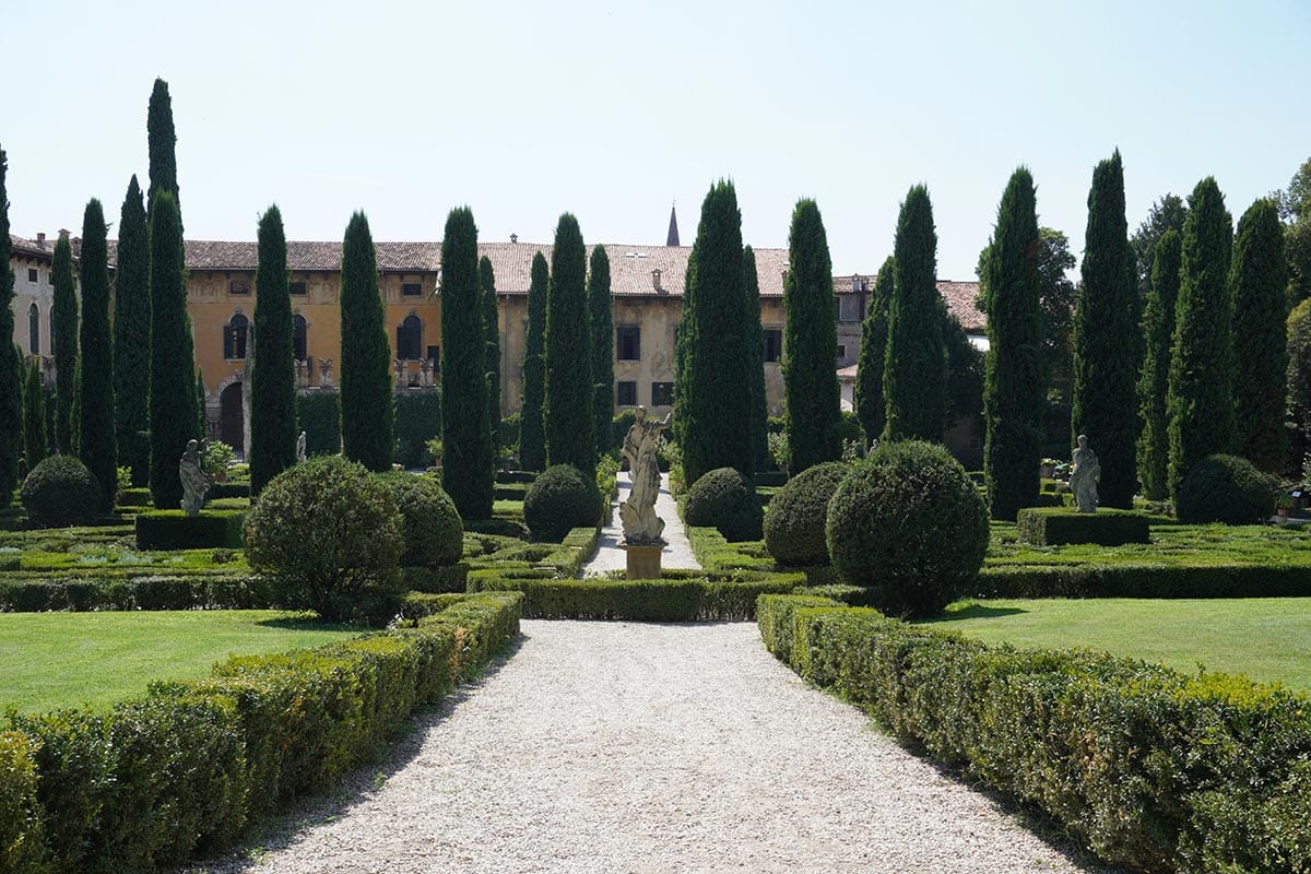 Βερόνα - Η Πόλη του Ρομαντισμού: Ο Απόλυτος Ταξιδιωτικός Οδηγός για το 2025 21 maple fO54nFQ1QNQ Giardino Giusti