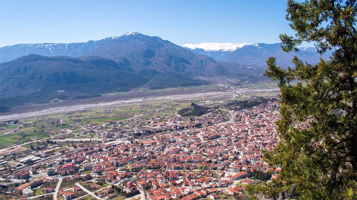 Καλαμπάκα – Μια Ζωντανή Πόλη στις Ρίζες των Μετεώρων