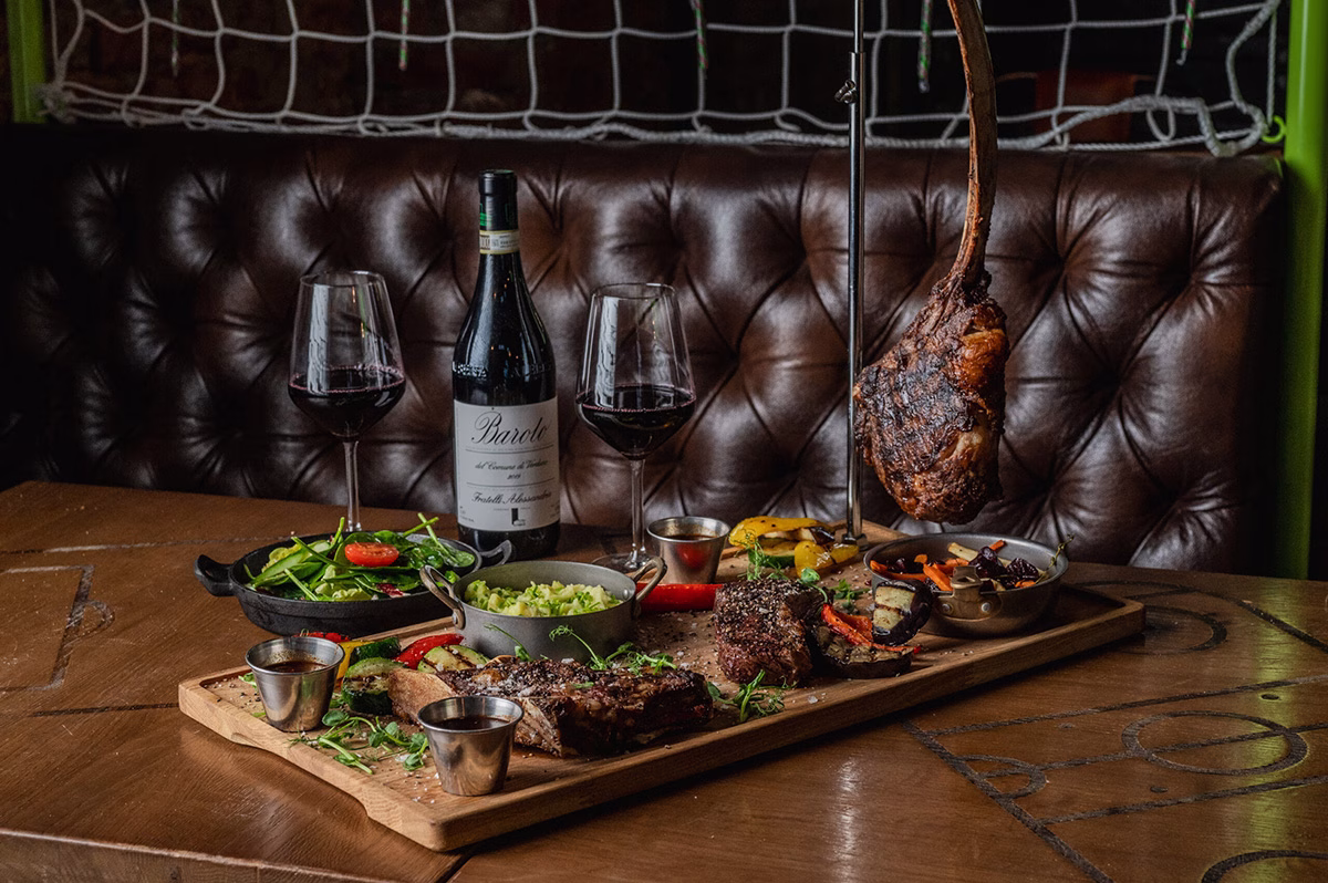 Γιατί να Επιλέξετε το Nine’s Restaurant & Sports Bar