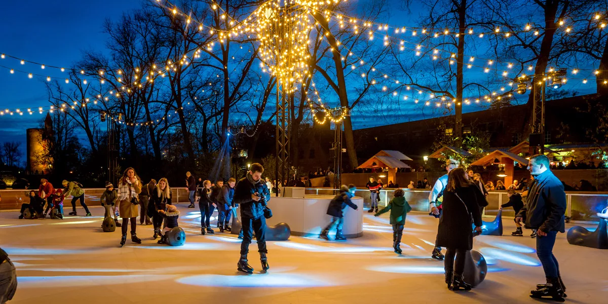 Artificial Ice Rink: Πατινάζ στον Πάγο στην Καρδιά των Χριστουγέννων στη Μπριζ