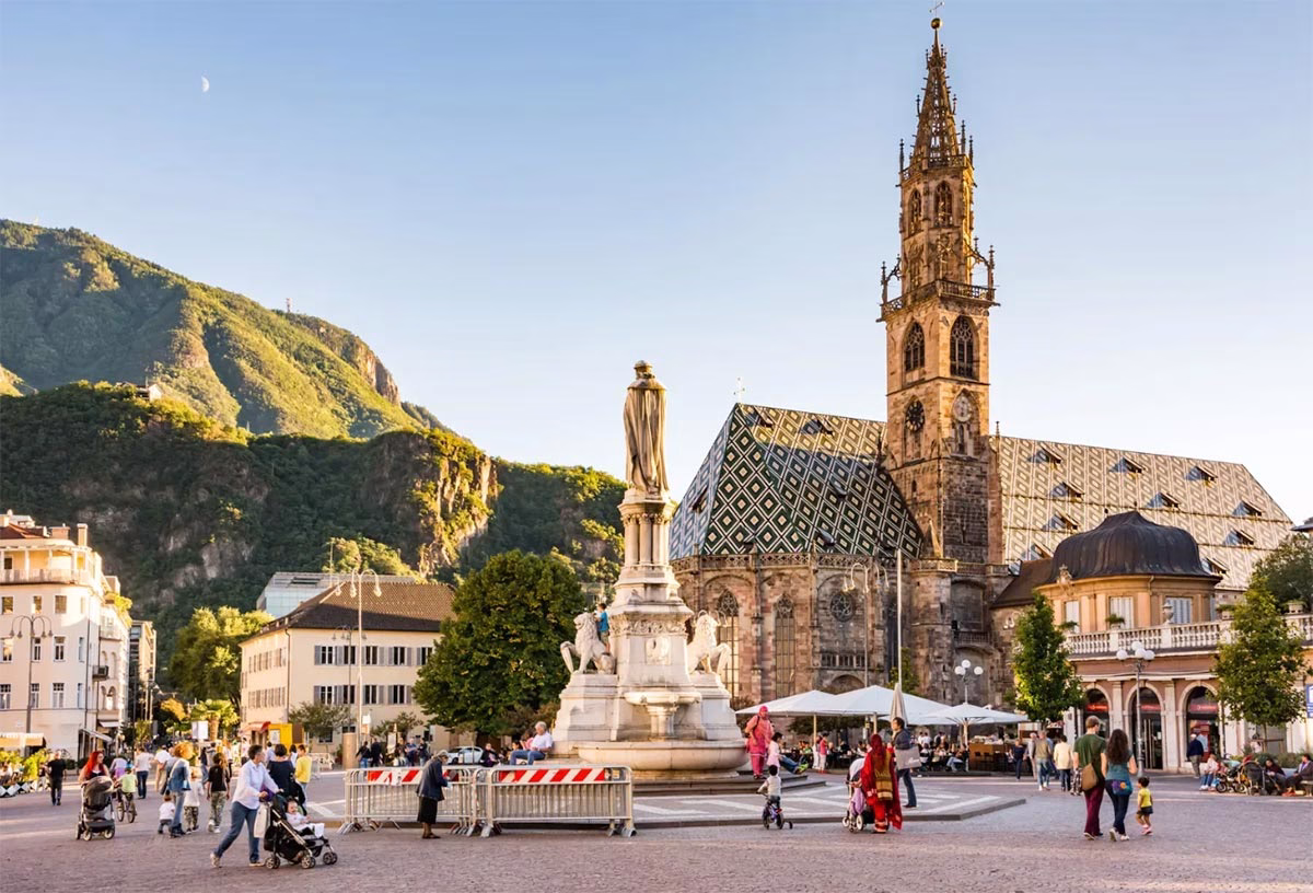 Bolzano (Μπολτσάνο): Ο Απόλυτος Οδηγός για την Κρυμμένη Γοητεία του Νότιου Τιρόλου 21 Καθεδρικός Ναός του Bolzano