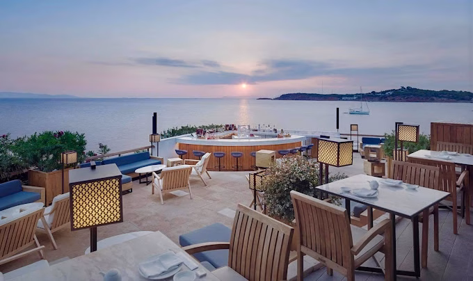 Λαμπερές Γιορτές στην Αθήνα: Πού να Κλείσετε για Ρεβεγιόν Χριστουγέννων & Πρωτοχρονιάς 2025