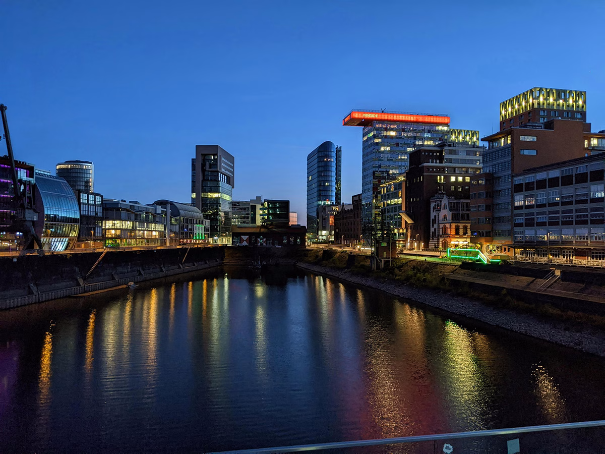 Ντίσελντορφ (Dusseldorf): Η Πολιτιστική Καρδιά της Βόρειας Ρηνανίας-Βεστφαλίας 19 MedienHafen: Μοντέρνα Αρχιτεκτονική και Ζωή