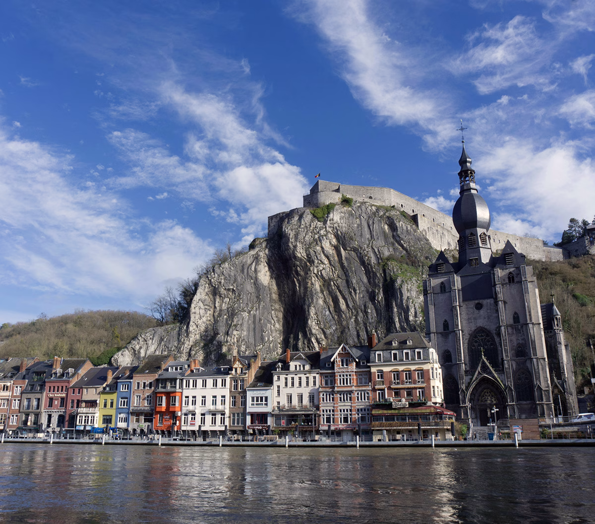 Ντινάν (Dinant): Η Πόλη που Γέννησε τον Ήχο του Σαξοφώνου 17 Η Εκκλησία της Παναγίας (Collegiate Church of Notre Dame): Το Στολίδι της Πόλης