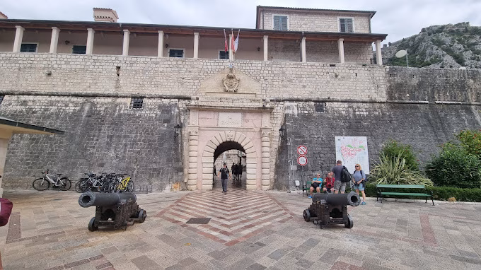 Κότορ: Ο Ενετικός Θησαυρός του Μαυροβουνίου 11 Η Πύλη της Θάλασσας: Η Είσοδος της Ιστορίας στην Παλιά Πόλη του Κότορ