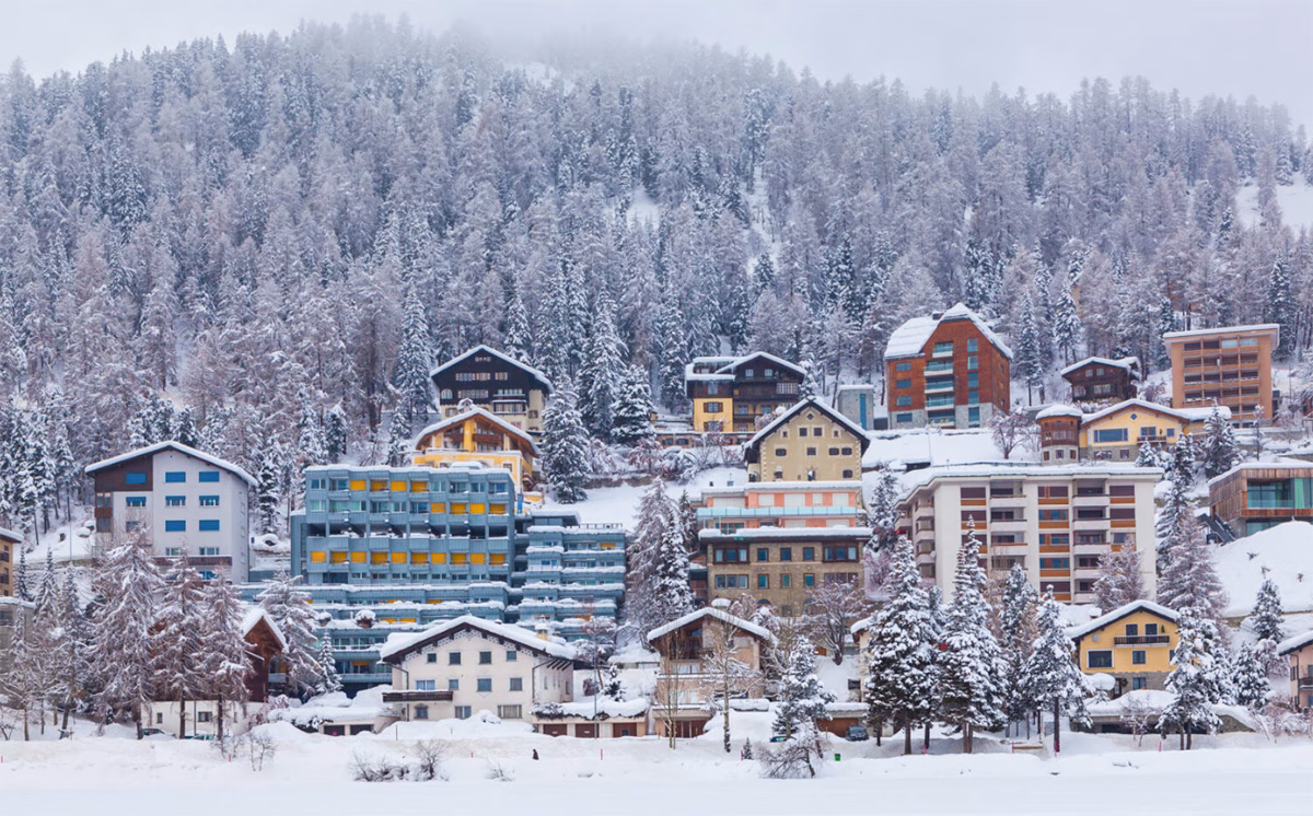 Σεν Μόριτζ (St. Moritz): Ο Παράδεισος του Σκι και της Πολυτέλειας 20 Πολυτέλεια Παντού: Ξενοδοχεία, Spa και Αγορές