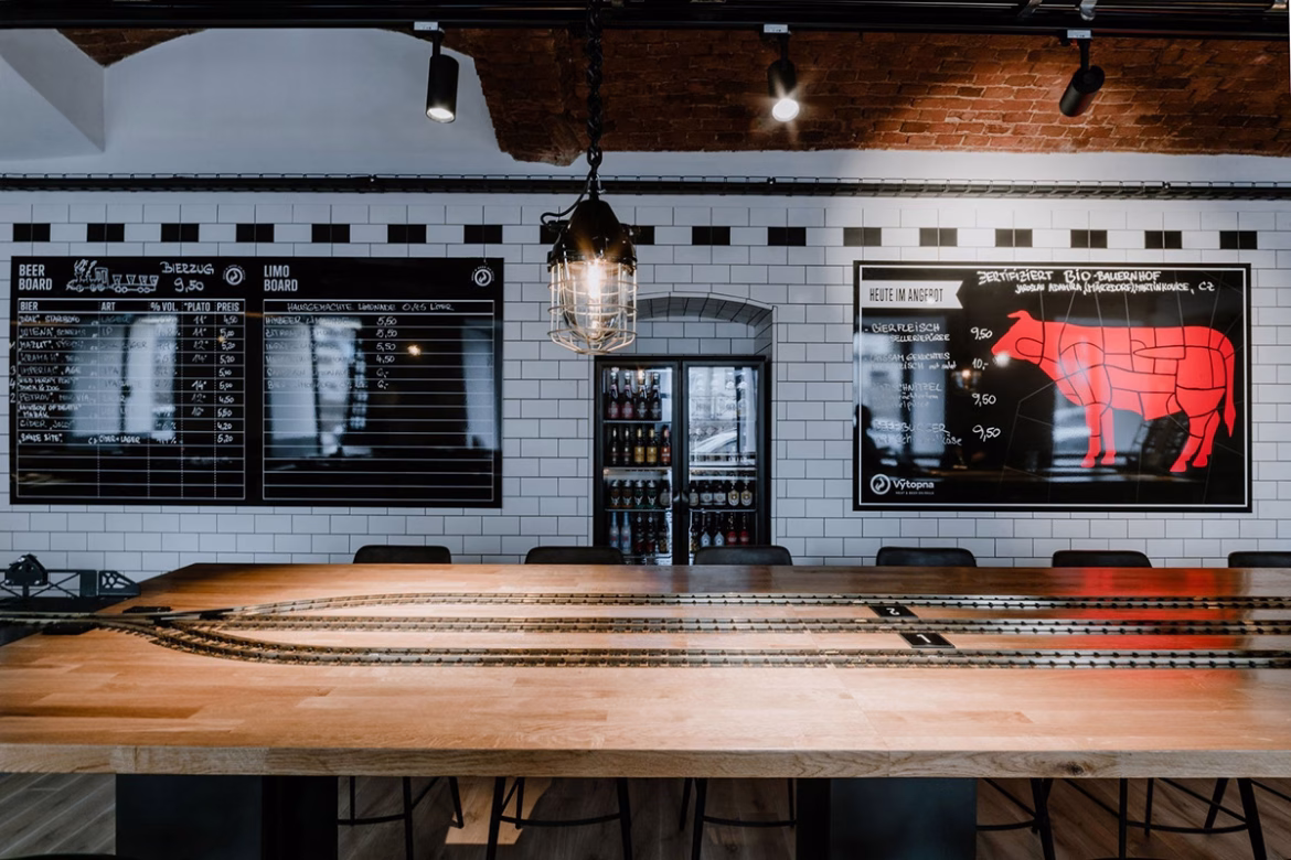 Μια Ξεχωριστή Στάση στο Naschmarkt: Vytopna Railway Restaurant στη Βιέννη