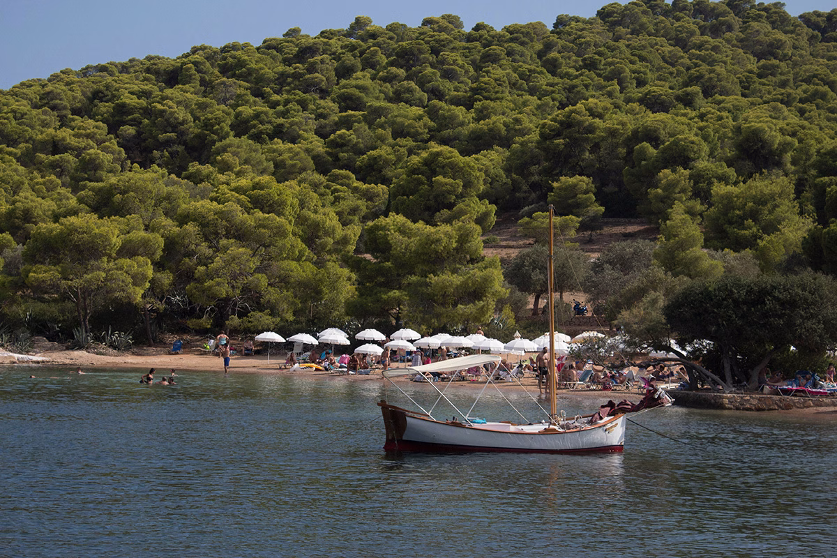 Σπέτσες: Το νησί της αρχοντιάς και της ιστορίας 19 Παραλία Ζωγεριά