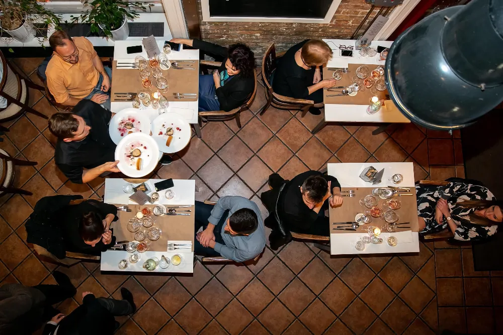 Τα 15 Καλύτερα Εστιατόρια στη Βουδαπέστη: Πού να Φάτε το 2025 33 Το Borbíróság είναι ένα κλασικό ουγγρικό μπιστρό