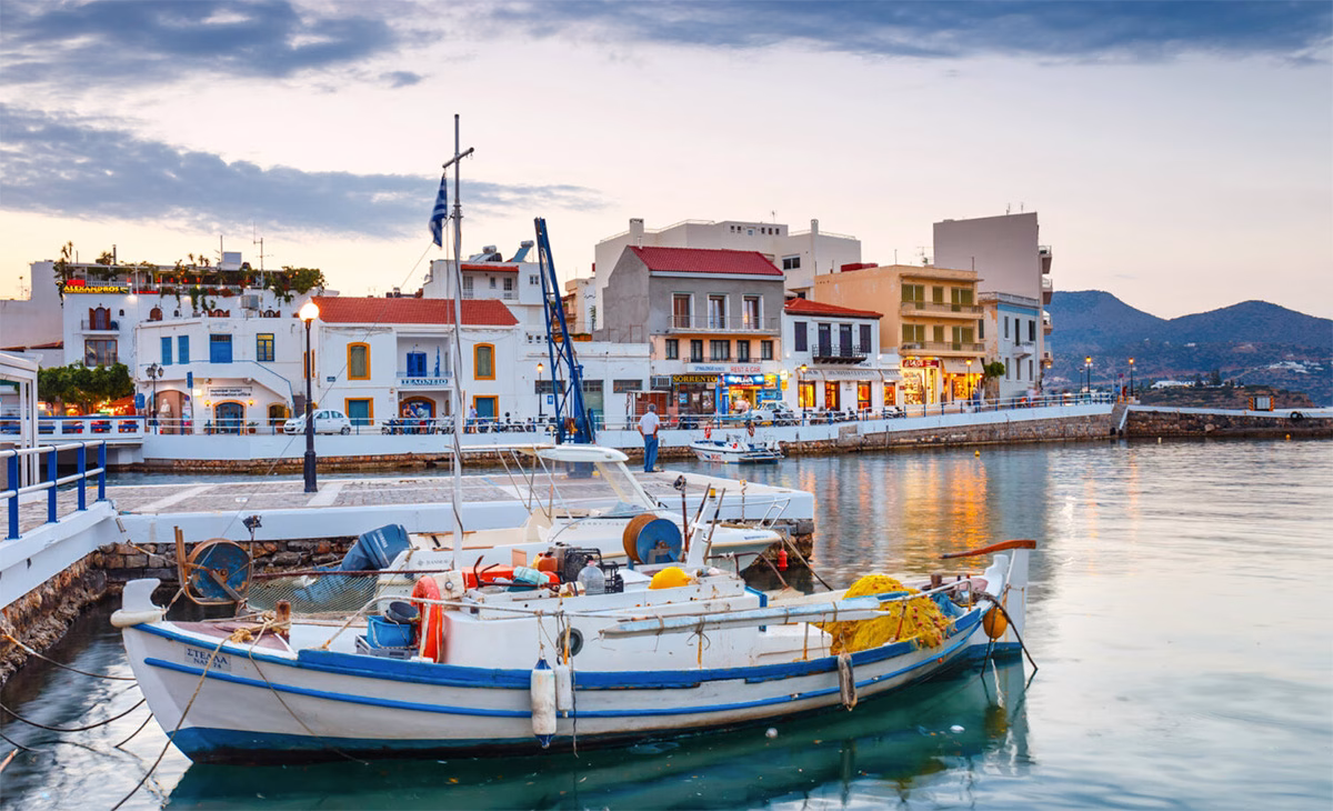 γραφικό λιμάνι του Αγίου Νικολάου